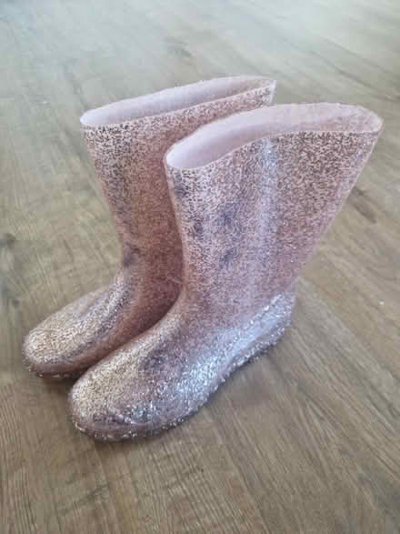 Photo of free Size 5 pink sparkly wellies (SE10) #3