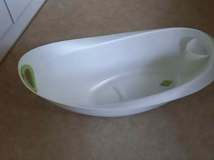 Photo of free White baby bath (Wenvoe CF5) #1