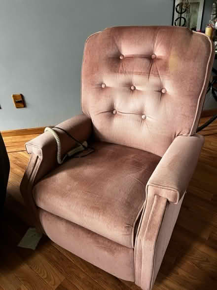 Photo of free Lift chair/recliner (NW Ft Wayne) #1
