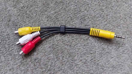Photo of free RCA / composite and VGA(?) cables (Hall End MK45) #1