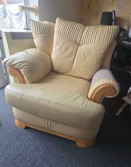 Photo of free Leather 3 piece suite (Leighton Buzzard LU7) #2