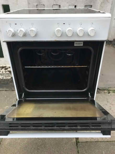 Photo of free Electric Cooker - White (SE18) #2