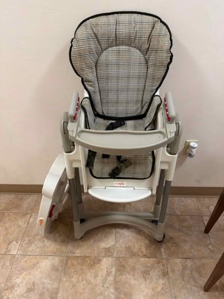 Photo of free Furniture, mirror and high chair (Near murrysville) #4