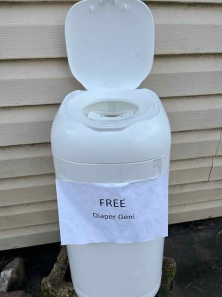 Photo of free Diaper Geni and infant baby bath (Lansdale) #1