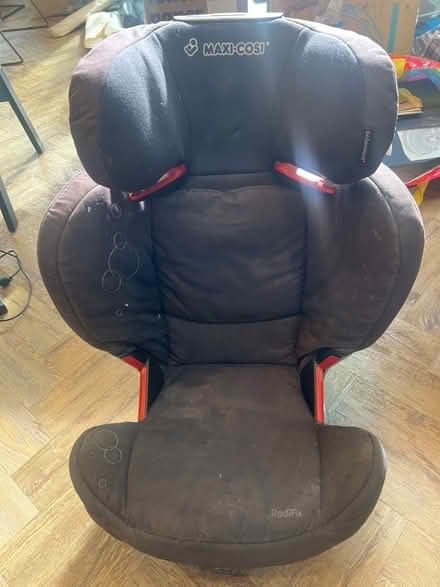 Photo of free Group 2/3 child’s car seat (Royal Standard SE3) #1