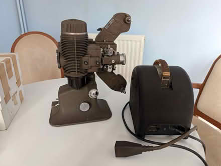 Photo of free Vintage 16mm silent cine projector (Old Road OX3) #1