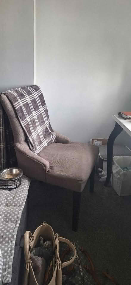 Photo of free Light grey desk and chair (Lion Gate TW9) #3