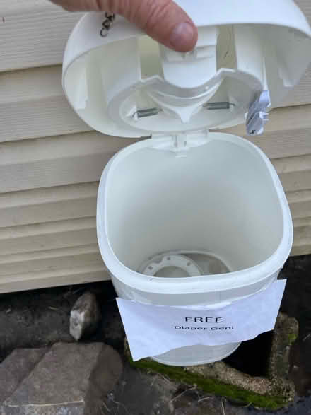 Photo of free Diaper Geni and infant baby bath (Lansdale) #3