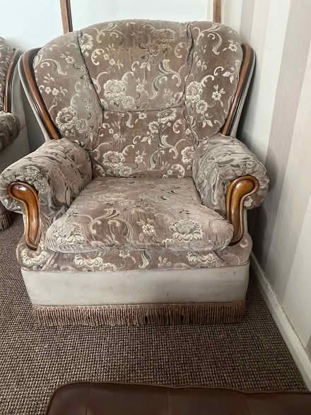 Photo of free 3 seater settee and 2 chairs (Upper gornal) #3