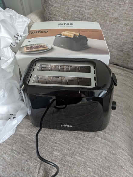 Photo of free Toaster and Telly (Bachelor's Bump TN35) #4