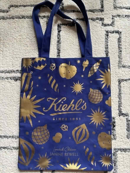 Photo of free Kiehl’s holiday tote bag (Rego Park) #1