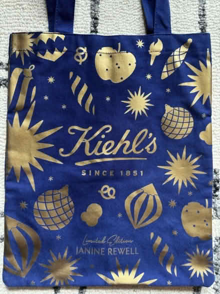 Photo of free Kiehl’s holiday tote bag (Rego Park) #2