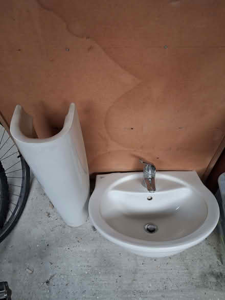 Photo of free Wash hand basin with taps and pedestal (Kingsway CB4) #1