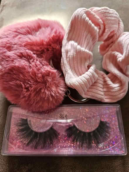 Photo of free False eyelashes, scrunchie, keyring (Coppice HP20) #1