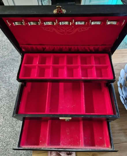 Photo of free Vintage jewelry box with lock (Snettisham PE31) #3