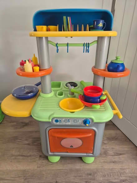 Photo of free Play kitchen and saucepans (Croham CR2) #1