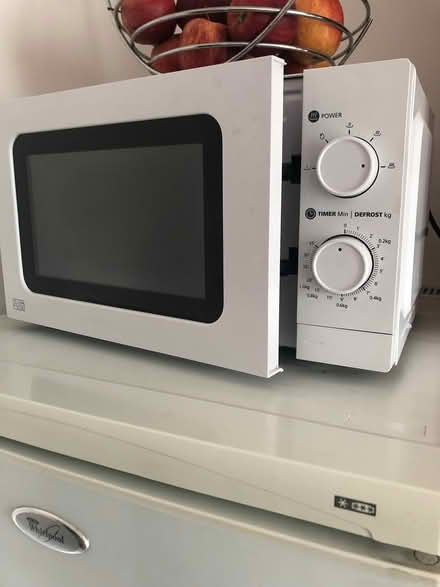 Photo of free 17L White Manual Microwave (Neasden NW10 near McDonald) #1