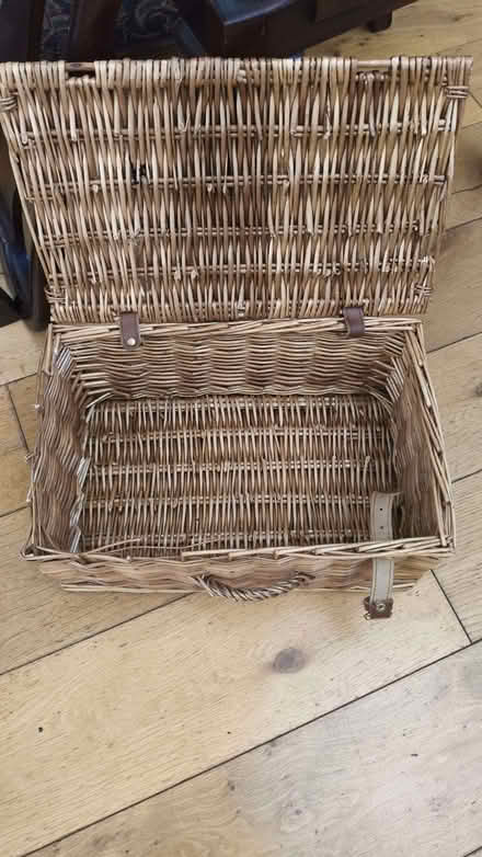 Photo of free 40cm x 24cm Fortnum hamper (empty) SE25 (South Norwood SE25) #2