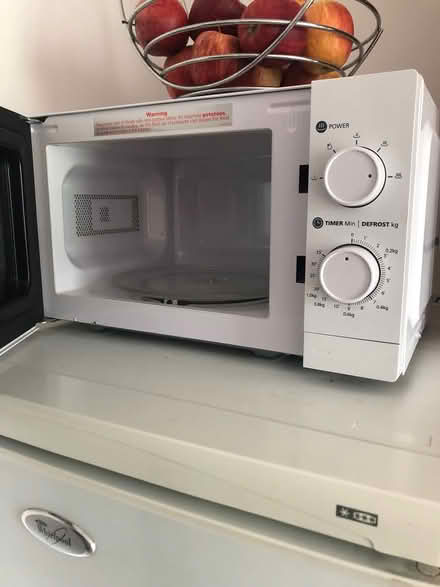 Photo of free 17L White Manual Microwave (Neasden NW10 near McDonald) #2