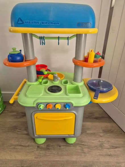 Photo of free Play kitchen and saucepans (Croham CR2) #2