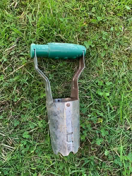 Photo of free secateurs & bulb hole planter (Maesbrook SY10) #3