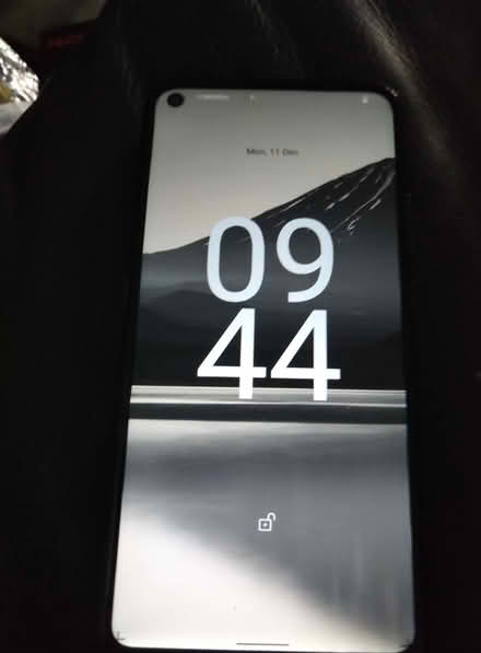 Photo of free 2 phones one dead one alive (Cashes Green GL5) #1