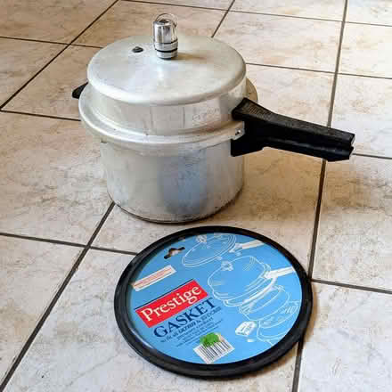 Photo of free Old Prestige Pressure Cooker (Elham CT4) #2