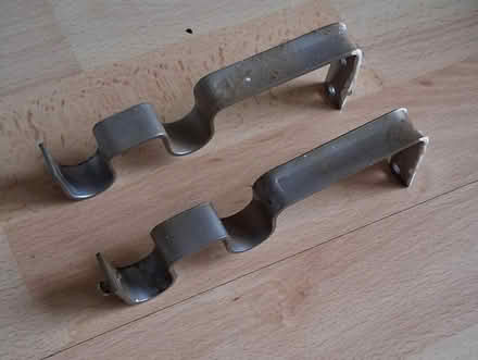 Photo of free Fleur de lis style curtain rail (Cippenham SL1) #3