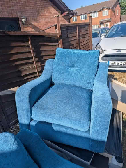 Photo of free Three seater and single sofas (LU3 4DW) #4