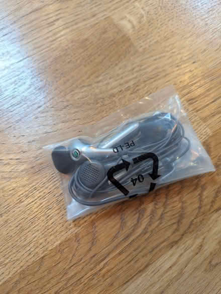 Photo of free Mobile phone headphones - Sony Ericsson fast port (Wanstead E11) #2