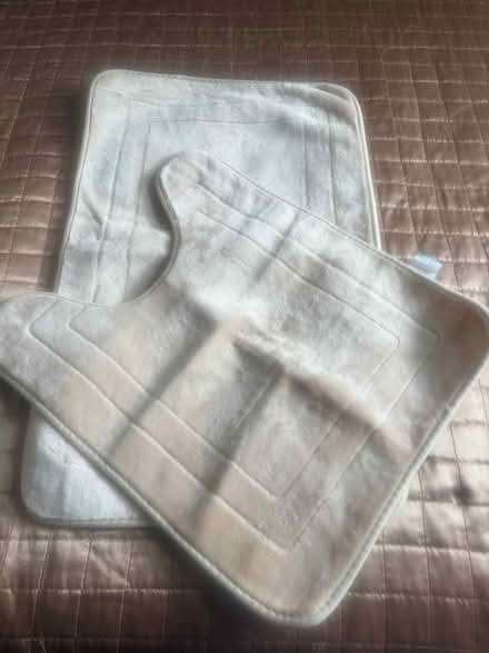 Photo of free 5 pedestal sets. Beige. SW2 2LP (Brixton SW2) #1