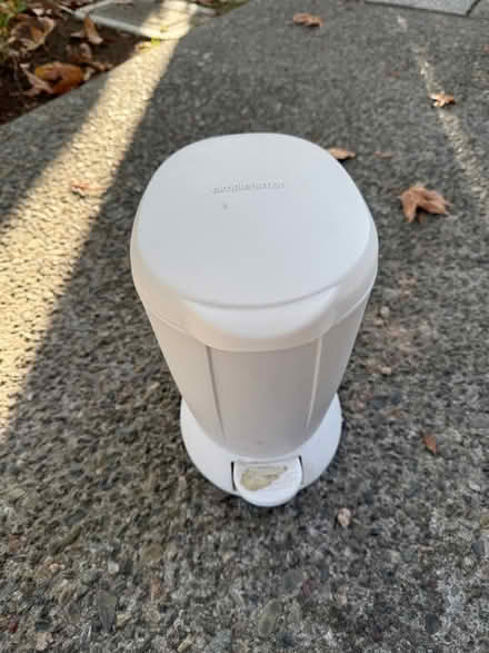 Photo of free Small step-open trash can w insert (Valencia Avenue, Sunnyvale) #1