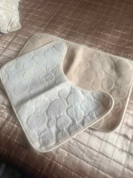 Photo of free 5 pedestal sets. Beige. SW2 2LP (Brixton SW2) #3