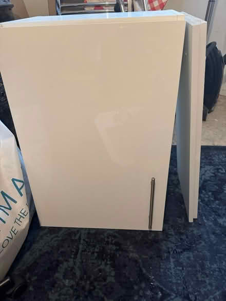 Photo of free Kitchen wall unit howdens gls white (Highbury islington N5) #1