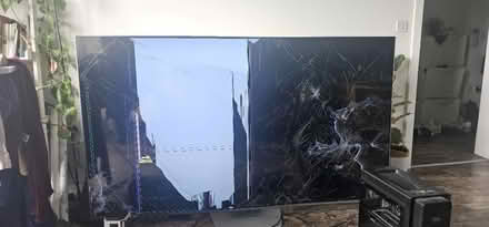 Photo of free Samsung tv 75in broken screen (Belvedere DA176BF) #1