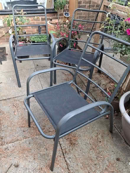 Photo of free Garden table and 3 chairss (Next to Lister hospital..) #3