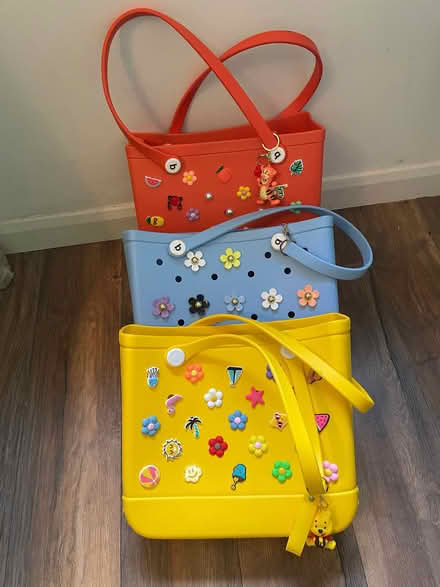Photo of free Bright shopping bags (Highbury New Park N5) #1