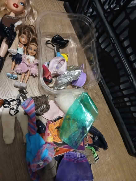 Photo of free Bratz Dolls and clothes (Hollywood, B47) #2