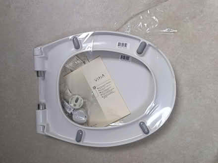 Photo of free Very slightly damaged toilet seat (Widcombe, Bath BA2) #4