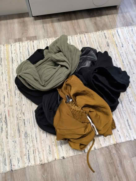 Photo of free Size 8 / M womens clothes (Stretford M32) #1