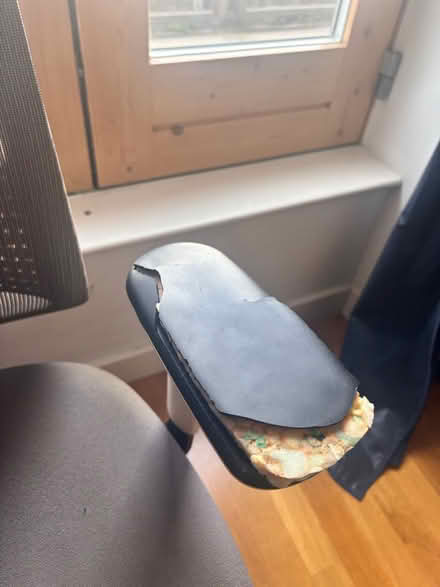 Photo of free Desk chair - damaged armrests (N7 8bw) #2