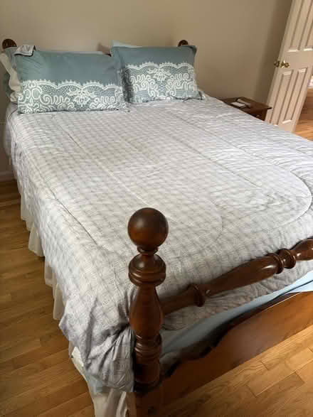 Photo of free Queen bed (Off Lexington st in Waltham) #1