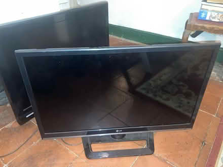 Photo of free 2x 32” Tv’s (Llandrindod Wells LD1) #1