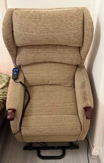 Photo of free Recliner sofa (Cr07aw 27 Ritchie road croydon) #2