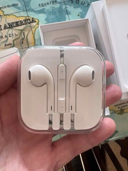 Photo of free iPhone 6. Phone camera lens and in ear headphones/ earbuds (Sutton Pools OX14) #4