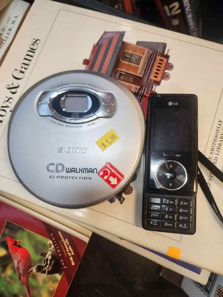 Photo of Walkman/Discman/Flip phone (Chalfont 18914) #1