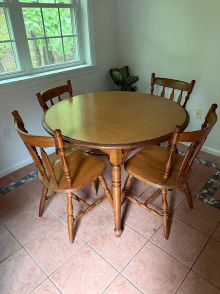 Photo of free Round kitchen table (Off Lexington st in Waltham) #1
