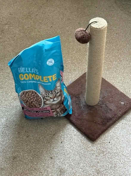 Photo of free Cat scratcher and kibble (Malvern WR14) #1
