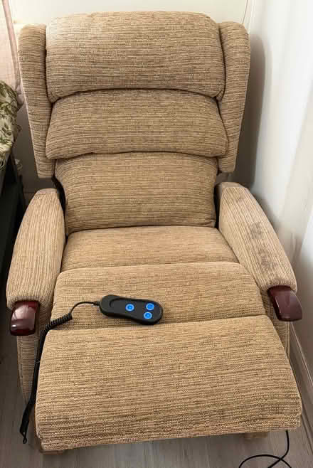 Photo of free Recliner sofa (Cr07aw 27 Ritchie road croydon) #1