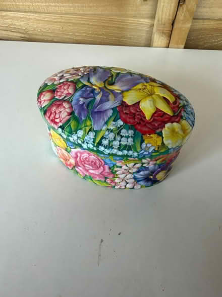 Photo of free Pretty tin (Biggleswade SG18) #1